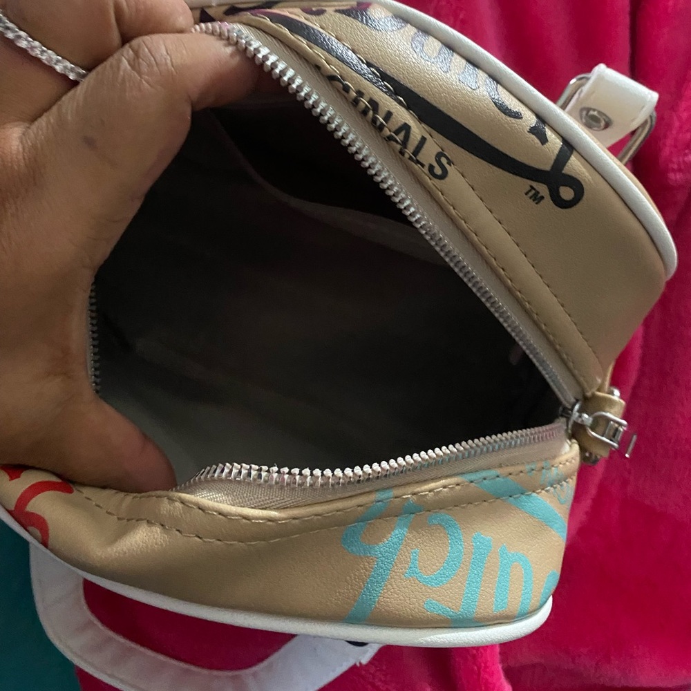 Selling cute von Dutch dope bag